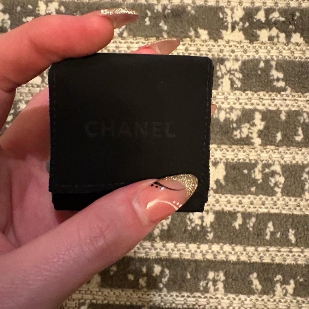 CHANEL Gold and pearl Logo Earrings - Picture 6 of 11